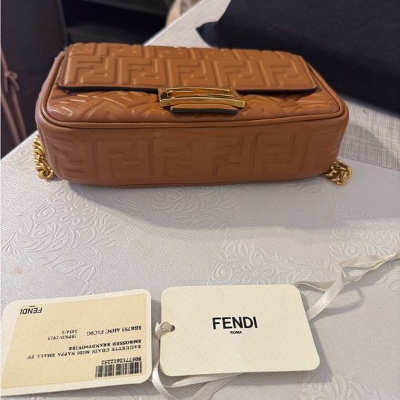 Fendi Embossed Baguette chain bag - Picture 4 of 11